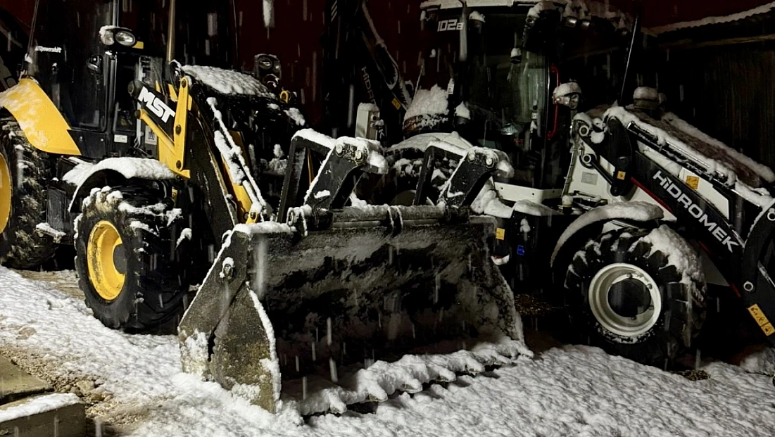 50 Personel, 4 Kepçe ve 3 Kumlama Aracıyla Karla Mücadele