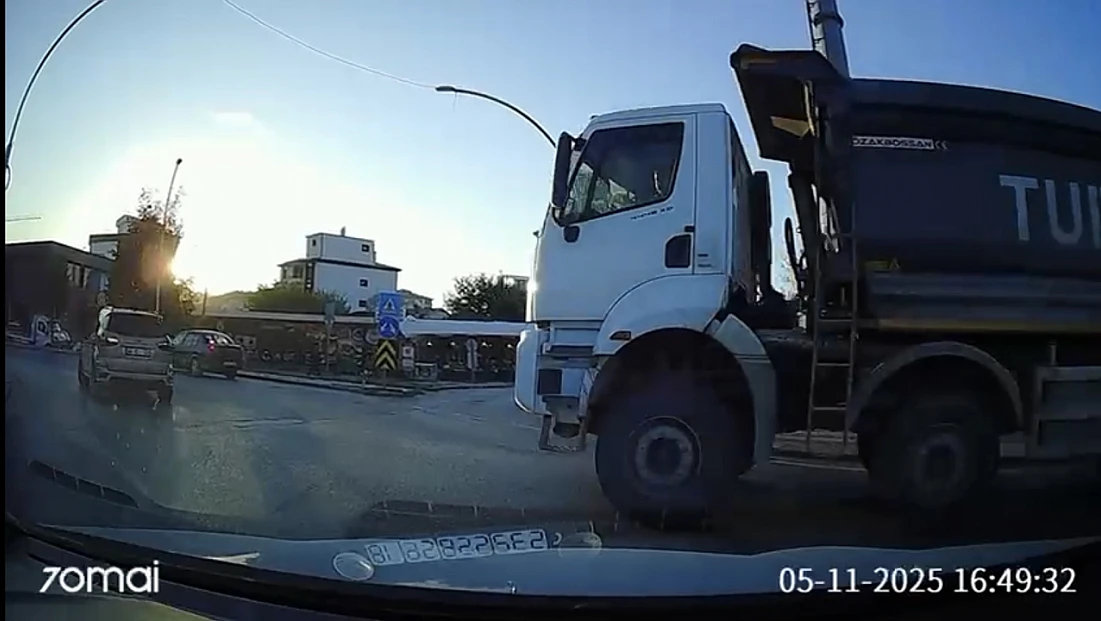 Araç Kamerası Kaydetti: Hafriyat Kamyonu Kavşakta Trafiği Tehlikeye Attı