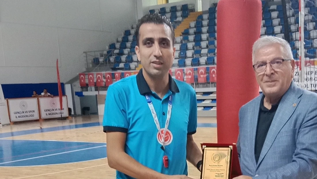 Başarılı Hakem Furkan Salduz’a Plaketle Teşekkür