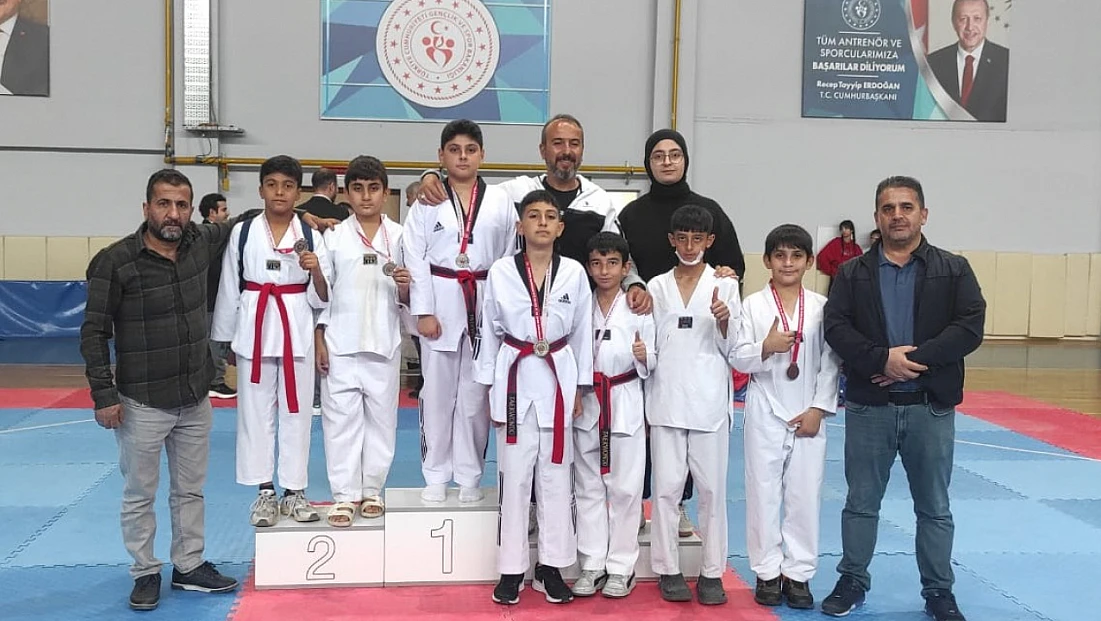 Cumhuriyet Bayramı Coşkusu Battalgazi Spor Salonu’nu Sardı