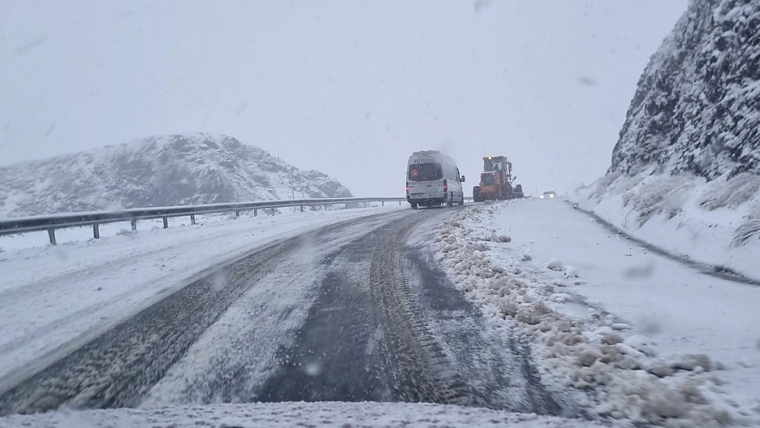 Kubbe Dağı’nda Araçlar Yüksek Kesimlerde Zorlandı, Yol Açma Çalışmaları Devam Ediyor