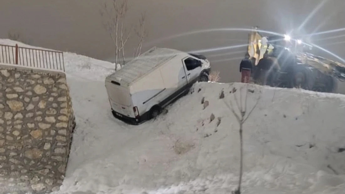 Kurtarma Operasyonu Kazaya Dönüştü: Minibüs Metrelerce Yüksekten Düştü