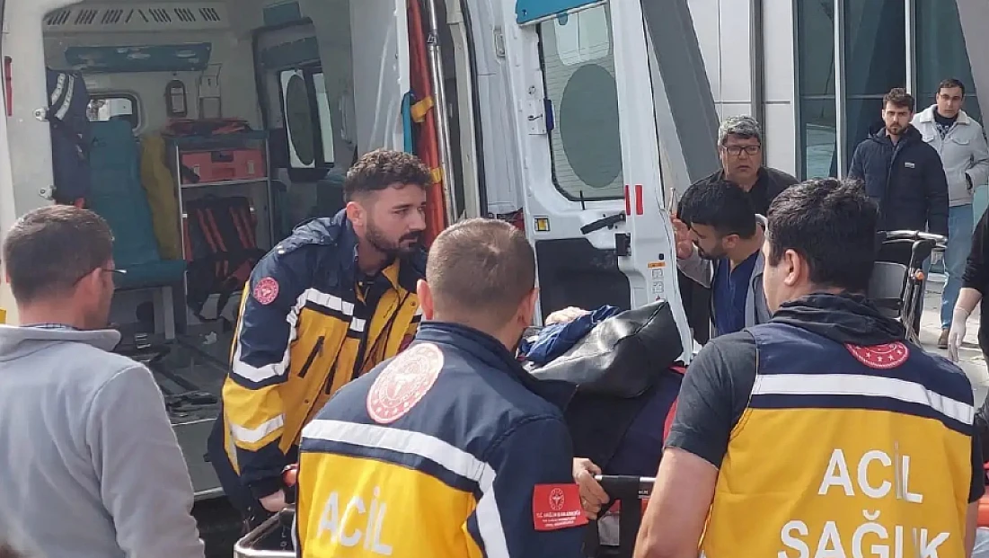 Sürücünün Direksiyon Hakimiyetini Kaybettiği Otomobil Bariyerlere Çarptı: 1 Ölü, 2 Yaralı