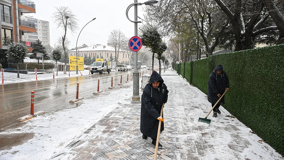 Malatya Büyükşehir Belediyesi karla mücadele çalışmalarını 7/24 esasına göre sürdürüyor