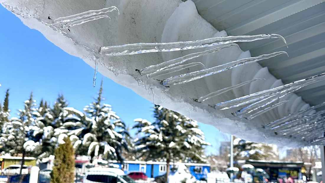 Malatya’da Çatı Oluklarında Buz Sarkıtı Tehlikesi
