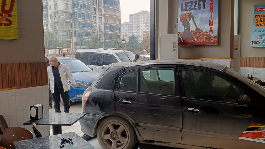 Malatya’da ilginç kaza: Otomobil iş yerinin içine girdi