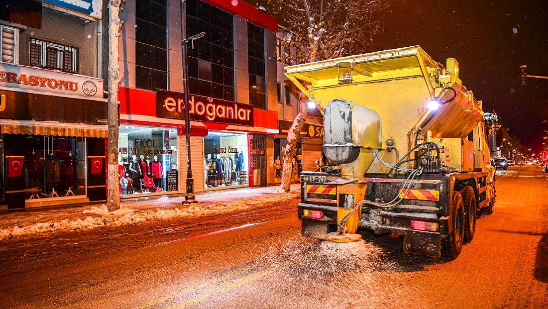 Malatya’da Karla Mücadele Çalışmaları Sürüyor