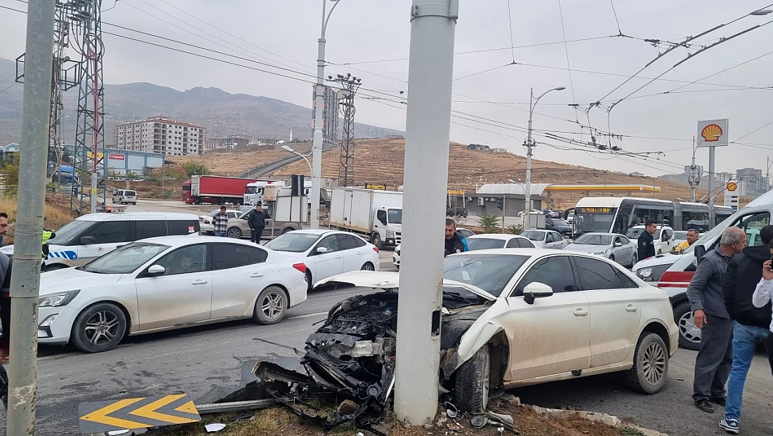 Malatya-Elazığ Yolu’nda Kavşak Kazası: Sürücüler Hastaneye Kaldırıldı