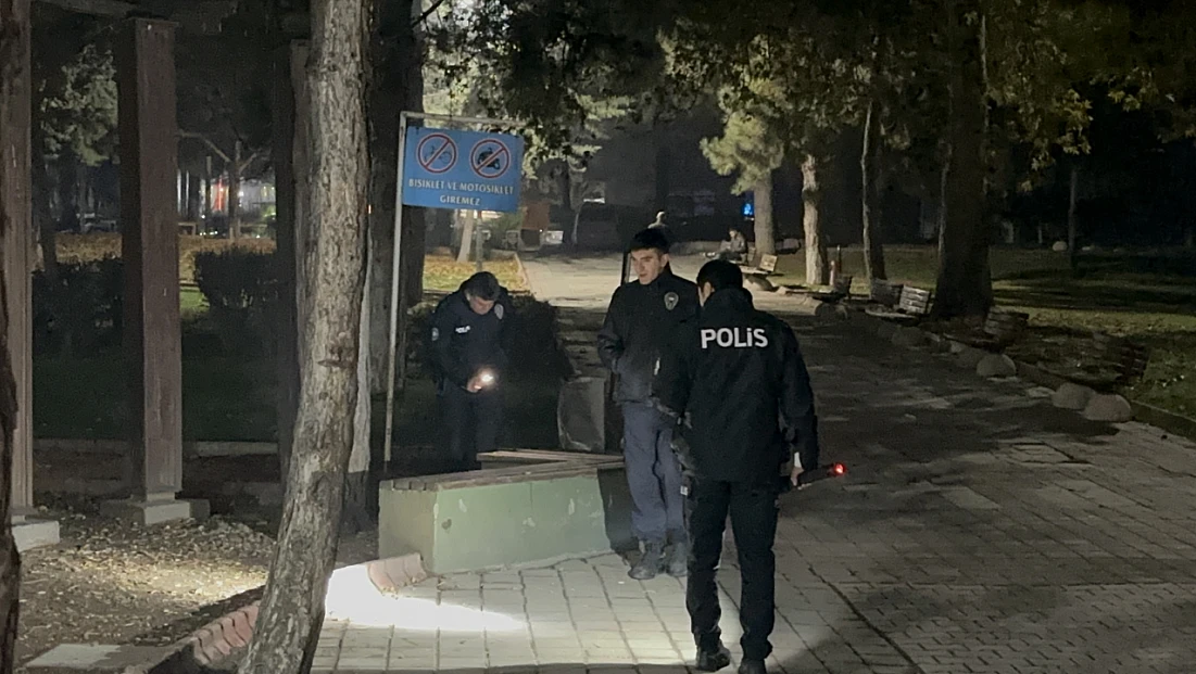 Parkta Yürürken Vuruldu: Polis Saldırganları Arıyor