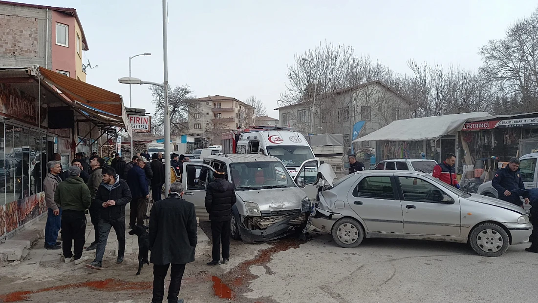 Yeşilyurt’ta Trafik Kazası: Otomobil Taksiye Çarptı