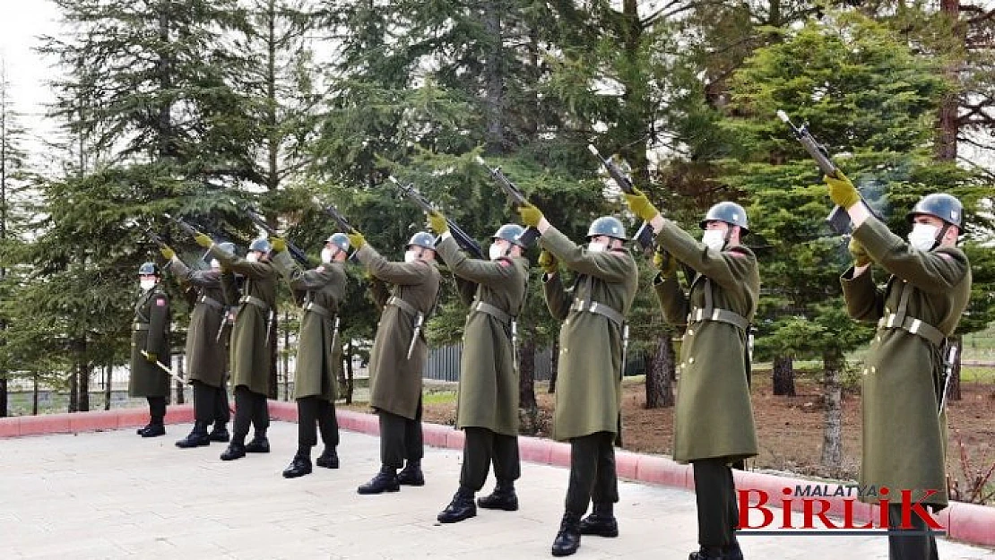 18 Mart Şehitleri Anma Günü Dolayısıyla Şehitlikte Tören Düzenlendi