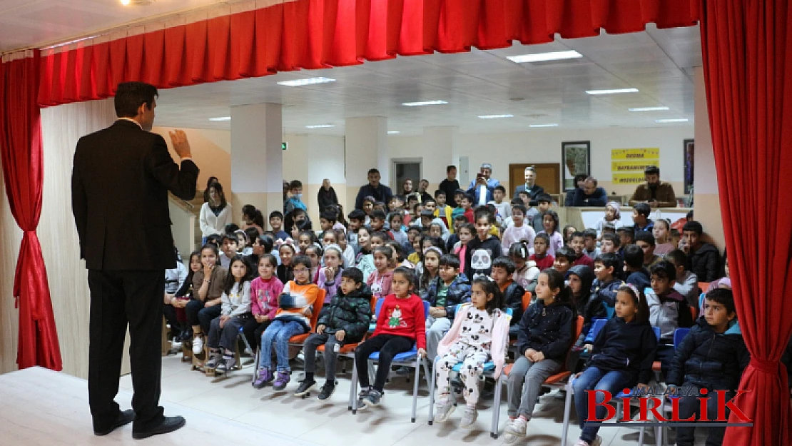 27 Mart Dünya Tiyatro Günü'nde Öğrencilere Gösteri Düzenlendi 