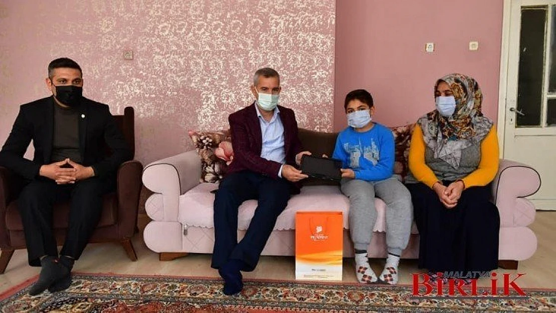 Başkan Çınar'dan Tablet Almaya Hak Kazanan Öğrencilere Sürpriz Ziyaret