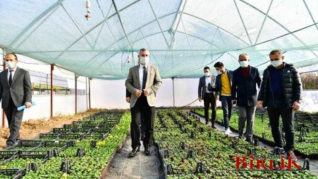 Başkan Çınar, Mevsimlik Çiçekleri Millet Bahçesinde Toprakla Buluşturdu