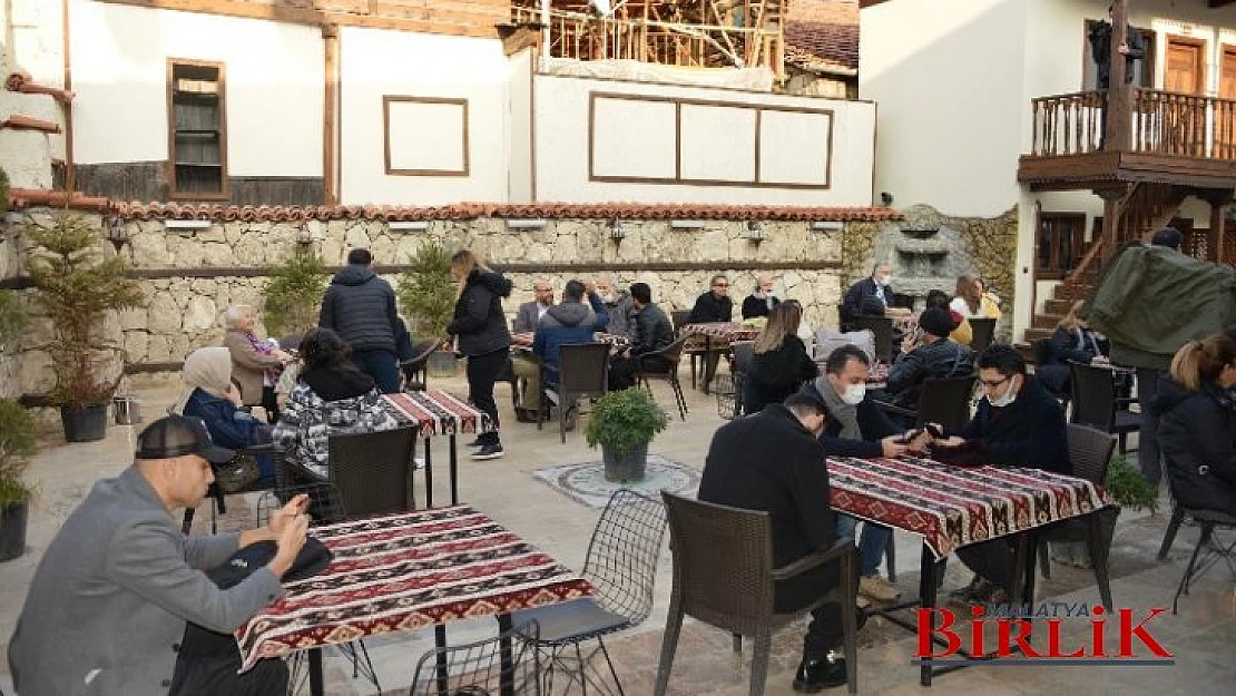 Başkan Çınar, Sinema Sanatçılarını Tarihi Yeşilyurt Konaklarında Ağırladı