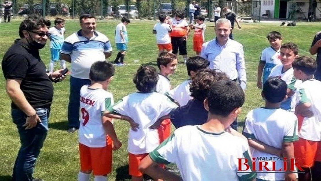 Başkan Çınar, Yeşilyurt Belediyespor Futbol Okulunu Ziyaret Etti
