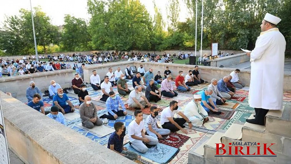 Başkan Güder, Bayram Namazını Battalgazililerle Birlikte Kıldı