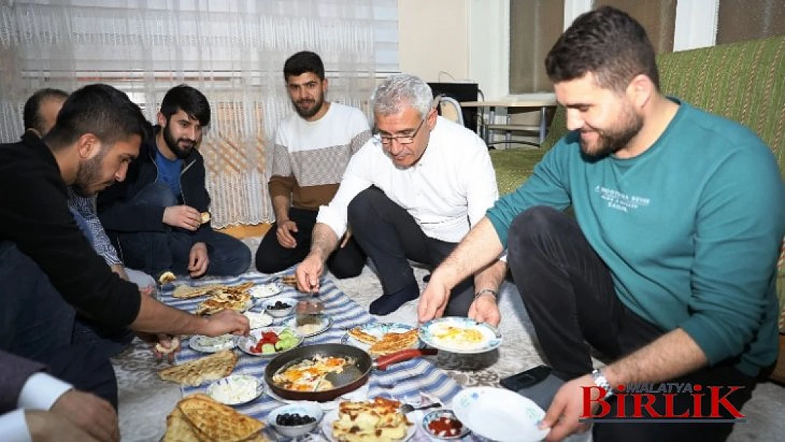 Başkan Güder, Sahurda Öğrenci Evine Misafir Oldu