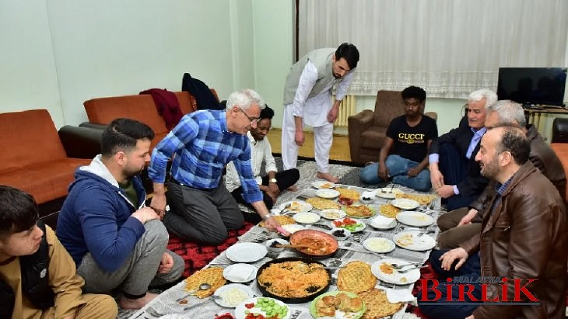 Başkan Güder, Uluslararası Öğrencilerle Sahur Yaptı