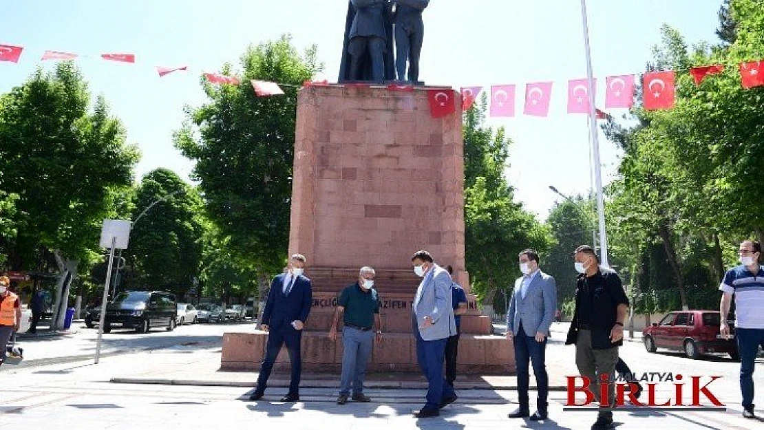 Başkan Gürkan, Atatürk Anıtı Çevresinde İncelemelerde Bulundu