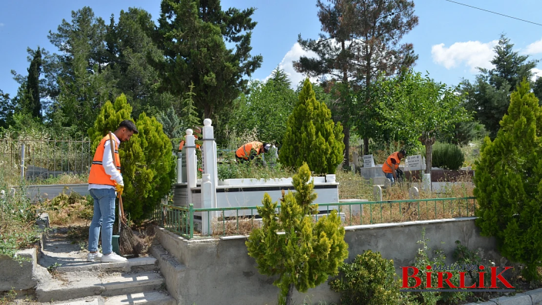 Battalgazi Belediyesi Mezarlıklarda Bakım Çalışması Yaptı