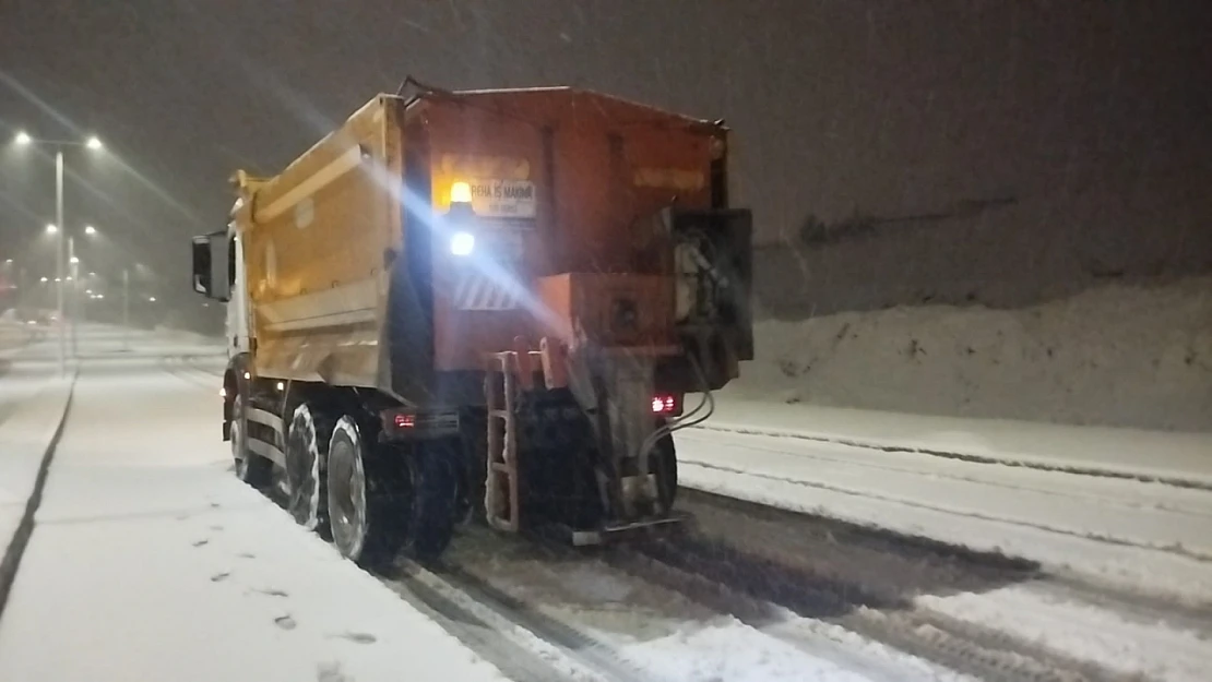 Büyükşehir Belediyesinden Kar Mesaisi