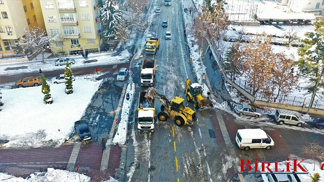 Büyükşehir Belediyesi Ana Caddeleri Temizliyor