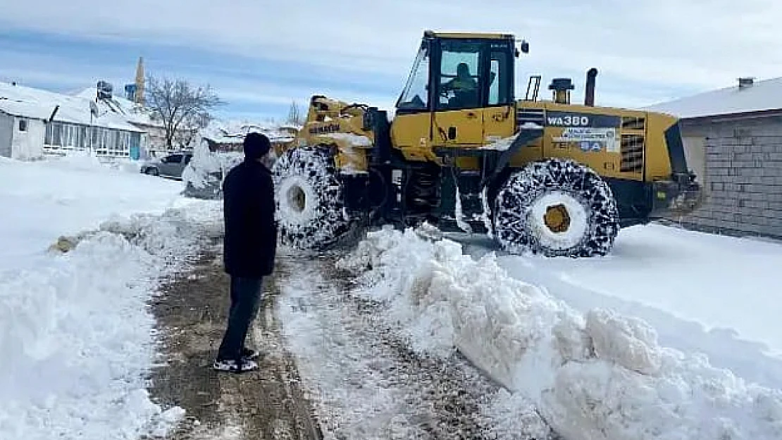 Büyükşehir Belediyesinden Kar Temizleme Çalışması