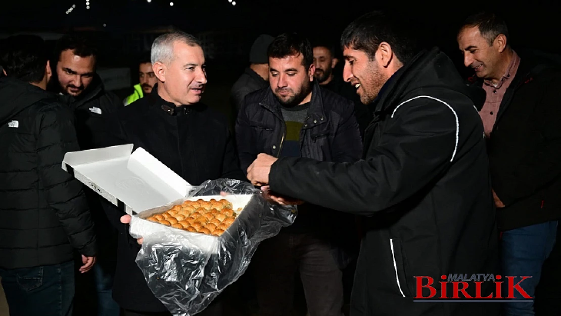 Çınar, Fen İşleri Müdürlüğü Ekiplerini 'İkizce TOKİ Konutları' Gece Mesaisinde Yalnız Bırakmadı