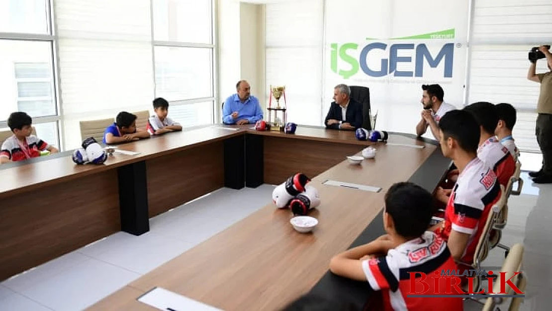Çınar, Yeşilyurt Belediyespor Kick-Boks Takımının Şampiyon Sporcularını Ağırladı