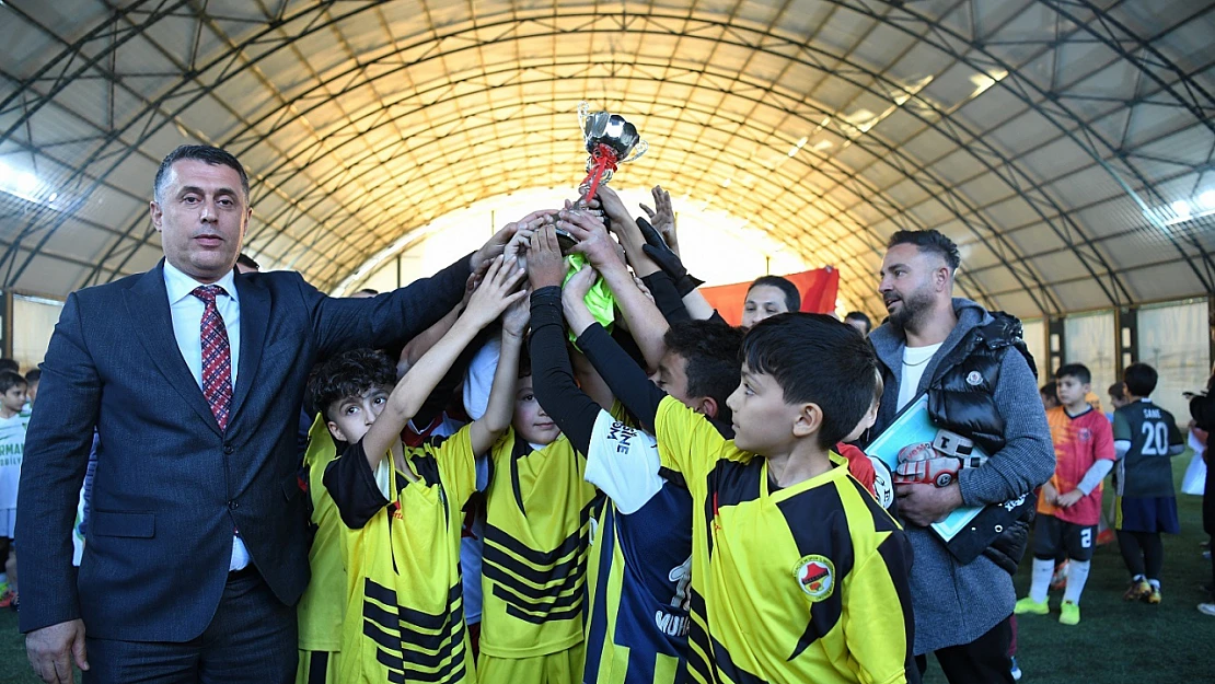 Cumhuriyet Kupası Futbol Turnuvası Heyecanlı ve Çekişmeli Maçlarla Sona Erdi