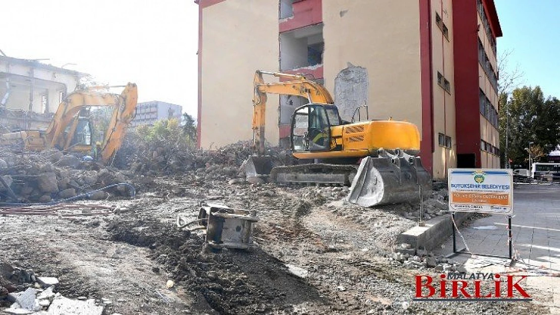 Cumhuriyet Meydanındaki Binaların Yıkım Çalışmaları Devam Ediyor
