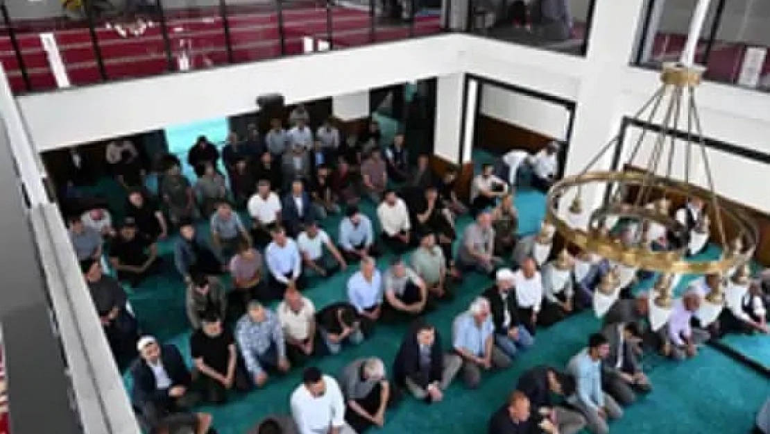 Depremde Yıkılan Evliyaoğlu Camii, Yeniden İnşa Edilerek İbadete Açıldı