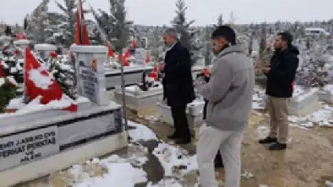 Depremin Yıl Dönümünde HÜDA PAR Malatya İl Başkanından Mezarlık Ziyareti