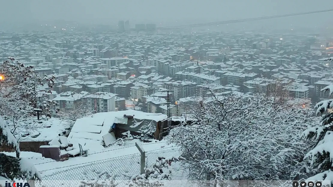 Depremin Yıl Dönümünde Şehir Beyaza Büründü