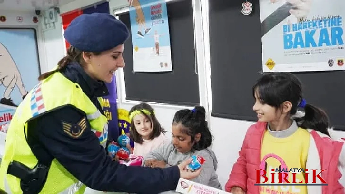 Depremzede Çocuklara Jandarma'dan Nazari ve Uygulamalı Trafik Eğitimi