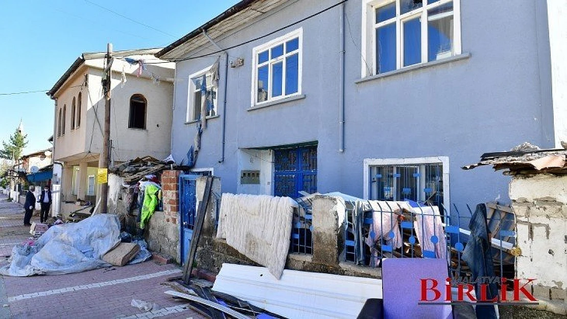 Evde 8 Kamyon Çöp Çıkartıldı