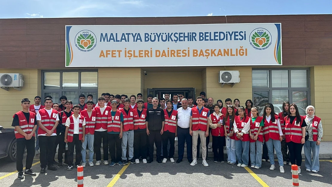 Genç Kızılay Ekibine Afet Ve Yangın Konularında Eğitim Verildi