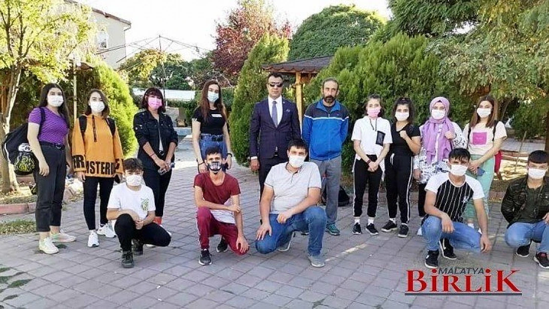 Gençler Akçadağ'da Maske Dağıtımı Gerçekleştirdi