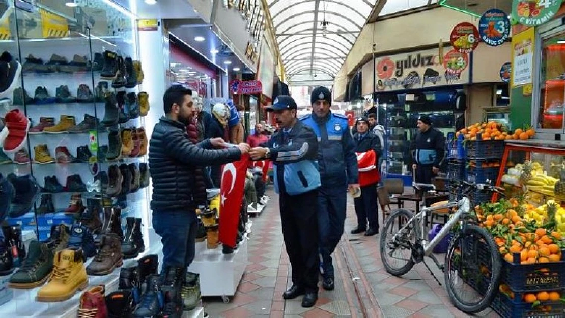 Battalgazi Belediyesi Esnaflara Bayrak Dağıttı