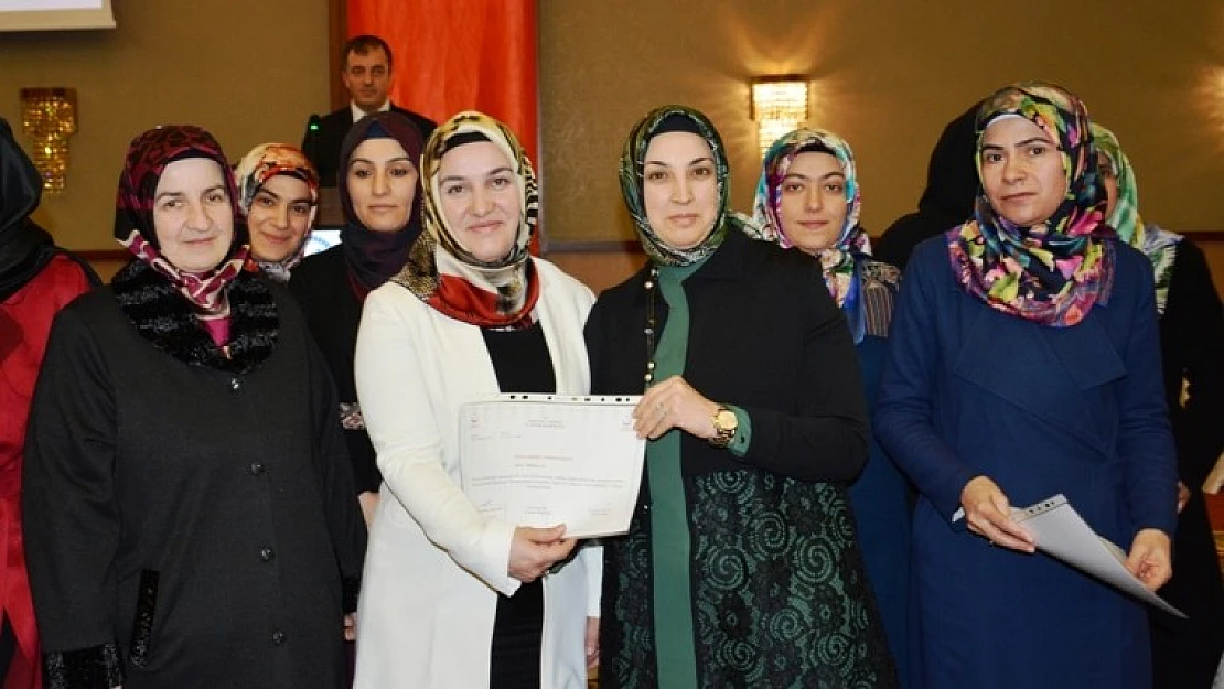 Vali Kaban'ın Eşi Neriman Kaban,İl Müftülüğünce Düzenlenen Programa Katıldı
