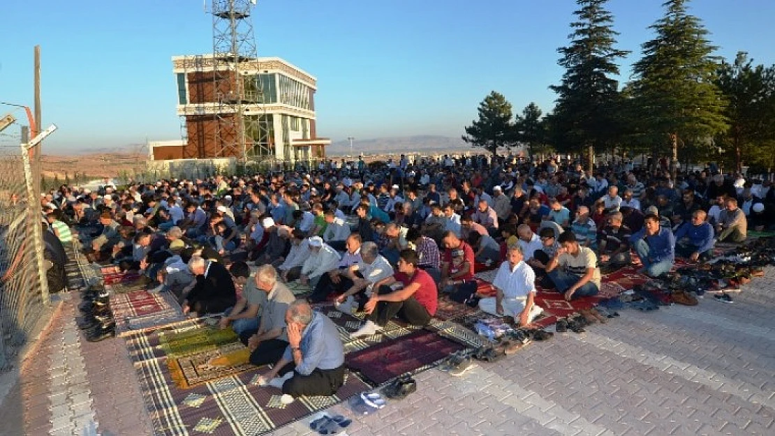 Gedik Namazgâh'taki Bayram Namazına Yoğun İlgi