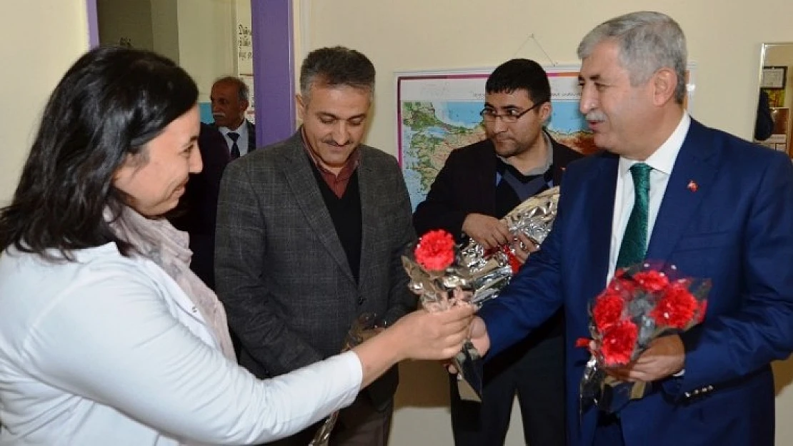 Gelişen Toplumların Yolunu Öğretmenler Aydınlatır