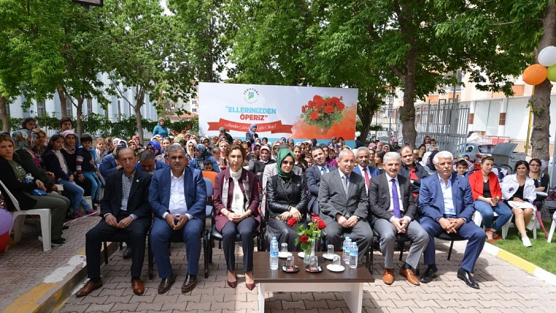 Yeşilyurt Belediyesi'nden Annelerimize 11 Bin Adet Çiçek Hediyesi