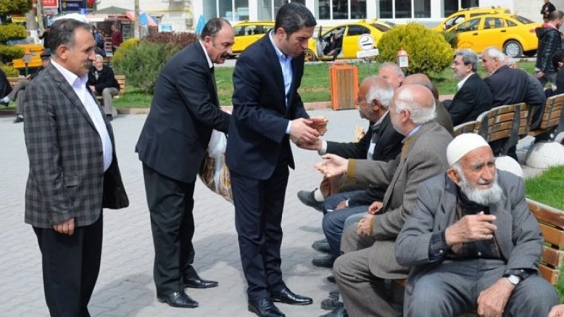 Başkan Kiraz, Vatandaşlara Kandil Simidi Dağıttı