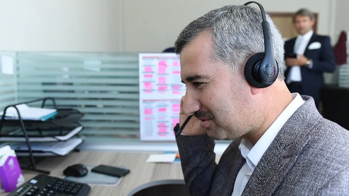Başkan Çınar, Çağrı Merkezi'nde Vatandaşların Telefonlarına Yanıt Verdi