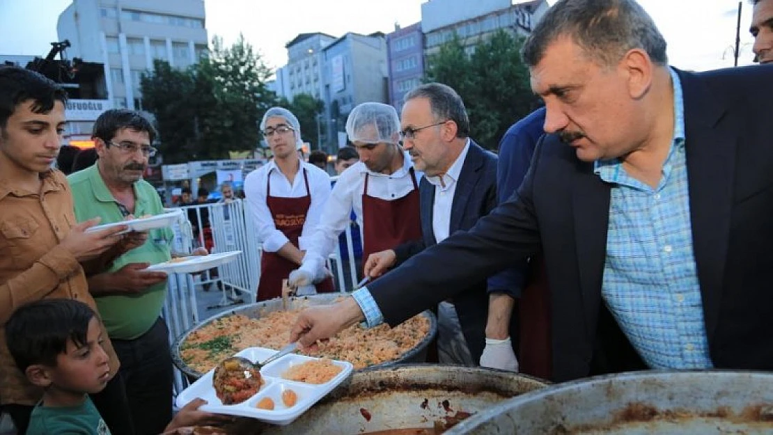 Battalgazi Belediyesi İftar Çadırında Her Gün 2 Bin 500 Kişiye İftar Veriliyor