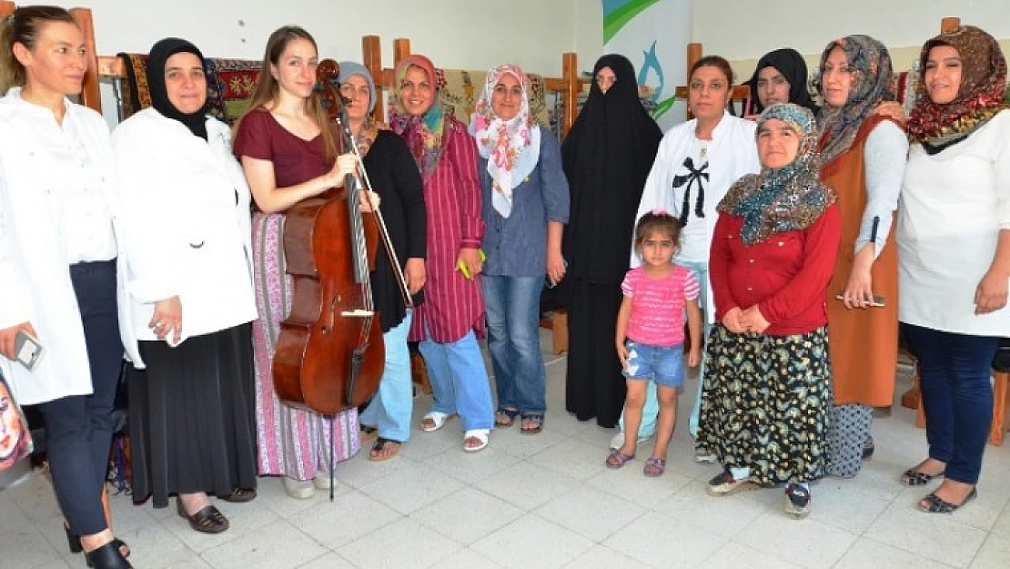 Halı Dokuma Tezgâhları Arasında Klasik Müzik Dinletisi