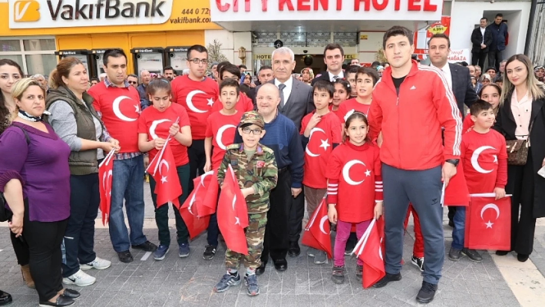 Çocuklar, Şemsiye Sokakta Bayramlarını Coşku İle Kutladı