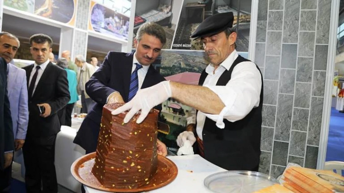 Vali Baruş Geleneksel Bursa Anadolu Günleri'ni Ziyaret Etti